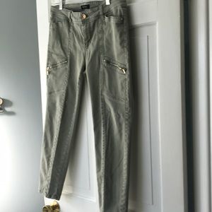 Ankle fit jeans with gold zip pockets.